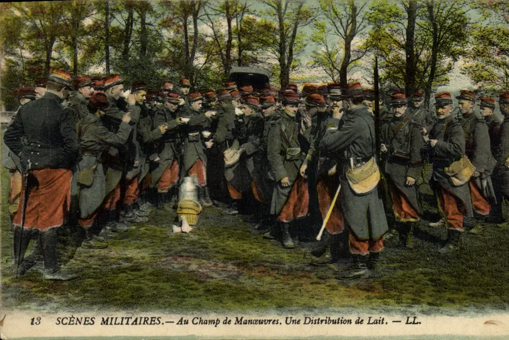Militärszenen — Auf dem Manövergelände. Eine Milchverteilung. — LL. — Nr. 13 - Vorderseite
