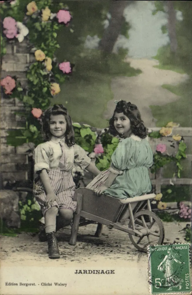 Zwei junge Mädchen in einem Wagen — GARTEN — Edition Bergeret, Cliché Walery - Vorderseite