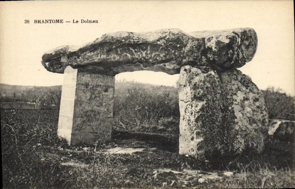 Brantôme — O Dolmen — Cliché R. Lacroix - Frente