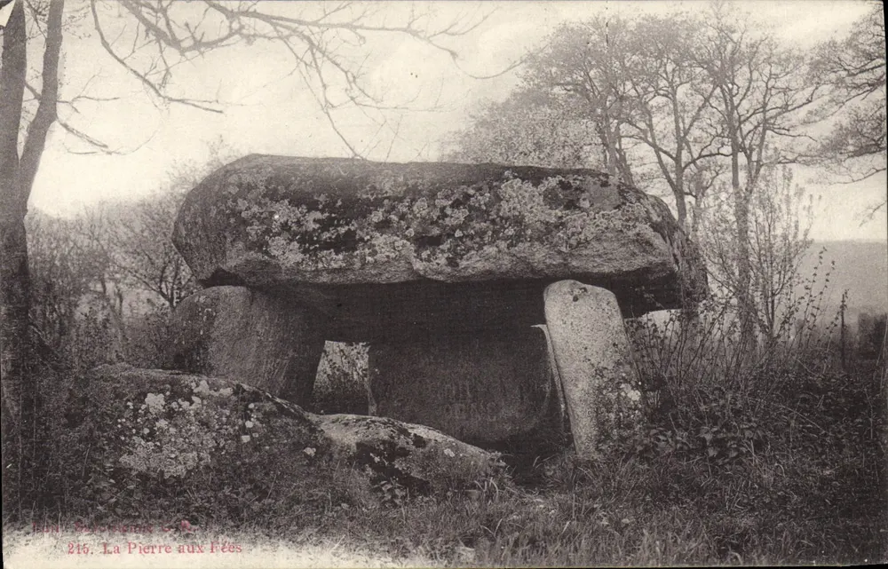 A Pierre aux Fées — dolmen — Editor: Léon Sarrigeon & Cie, n° 216 - Frente