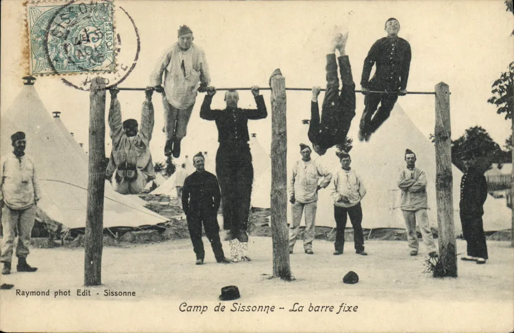Camp de Sissonne — A barra fixa — Raymond phot Edit - Sissonne - Frente