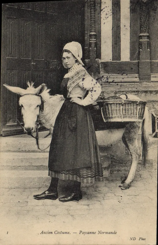 Normannische Bauernfrau — Altes Kleid — ND Phot - Vorderseite