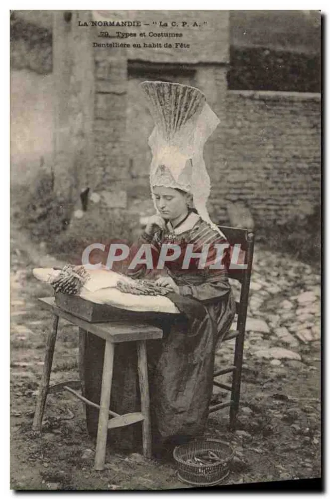 Normandie — Dentellière im Festkleid — Antike Ansichtskarte Nr. 79 - Vorderseite