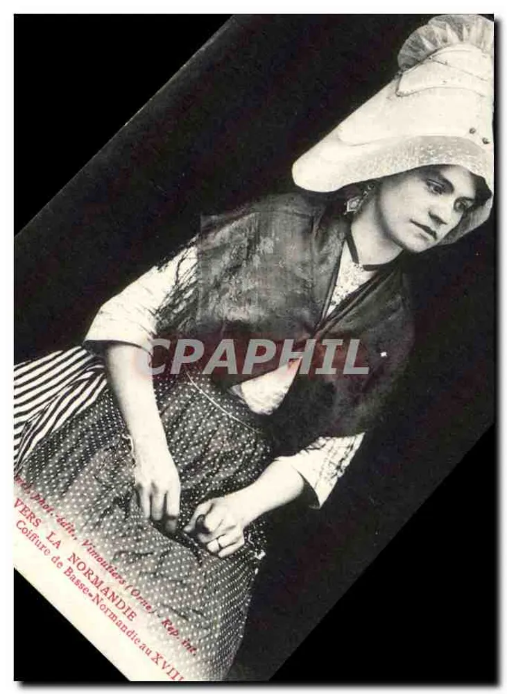 Cabeleireira da Baixa Normandia — Traje do século XVIII — Fototipia Vimoutiers (Orne), Rep. 114 - Frente