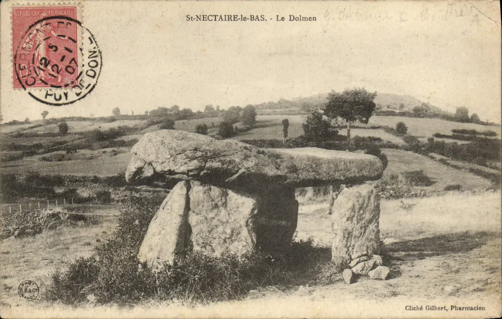 St-NECTAIRE-le-BAS - O Dolmen — Cliché Gilbert, Farmacêutico - Frente