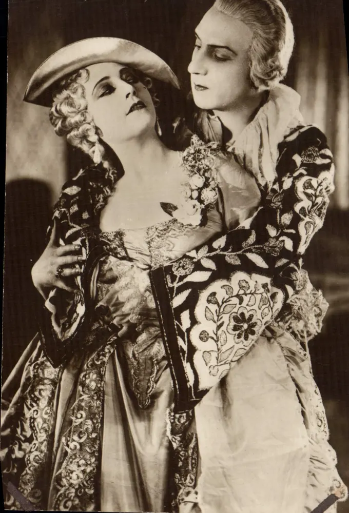 Duas atrizes em trajes históricos — Cinemagazine, Edição, Paris - Frente