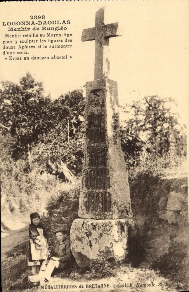 Logonna-Daoulas — Bearbeiteter Menhir von Rungléo mit Kreuz — Coll. E. Hamonic, St. N. - Vorderseite