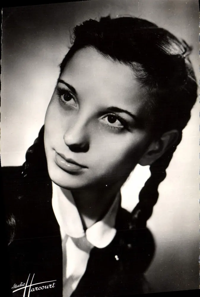Retrato de moça — Estúdio Harcourt — n° 566 - Frente