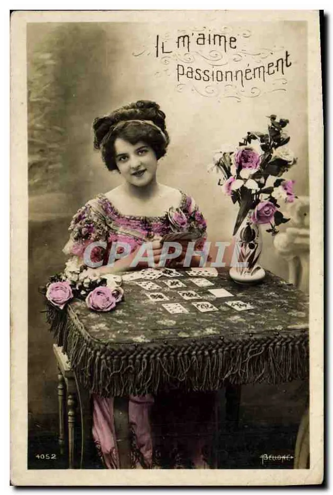 Junge Frau, die an einem mit Rosen dekorierten Tisch sitzt — Verlag Béatrice, Nr. 4052 - Vorderseite