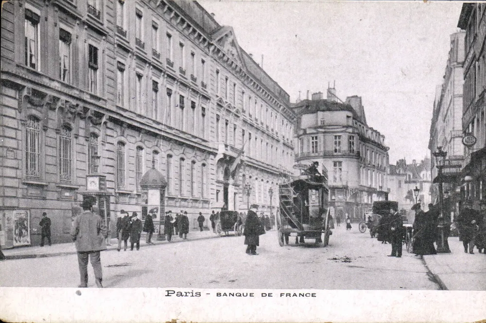 París - Banco de Francia — vista de calle con vehículos y peatones — editor no identificado - Anverso