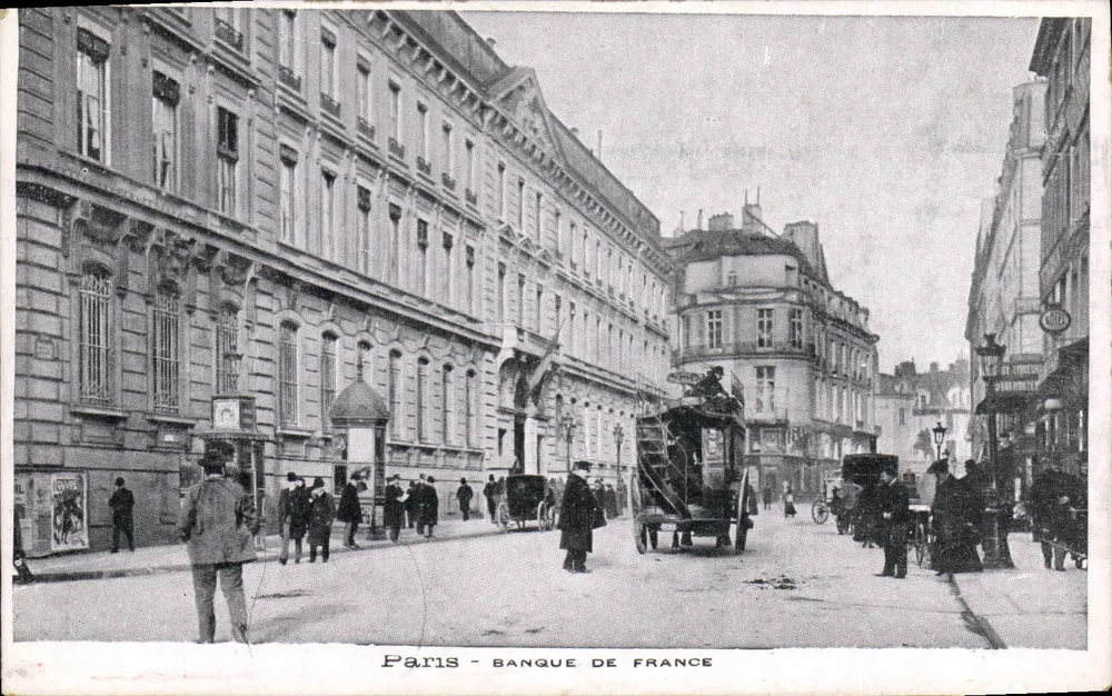 Paris - Bank of France — Ansicht einer Straße mit Wagen und Fußgängern - Vorderseite