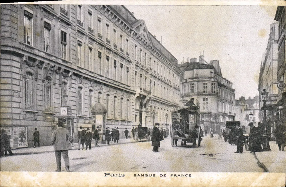 Paris - Banco da França — vista de rua com veículos e pedestres — editor não identificado - Frente