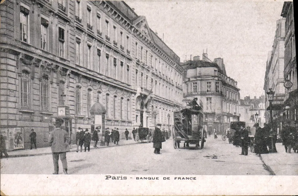 Paris - Banco da França — vista da fachada e da rua - Frente