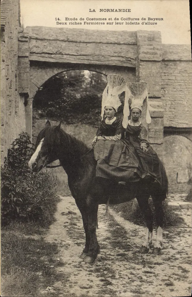 Die Normandie — Studie zu Kleidung und Kopfbedeckungen von Bayeux — La Société N. Paris - Vorderseite