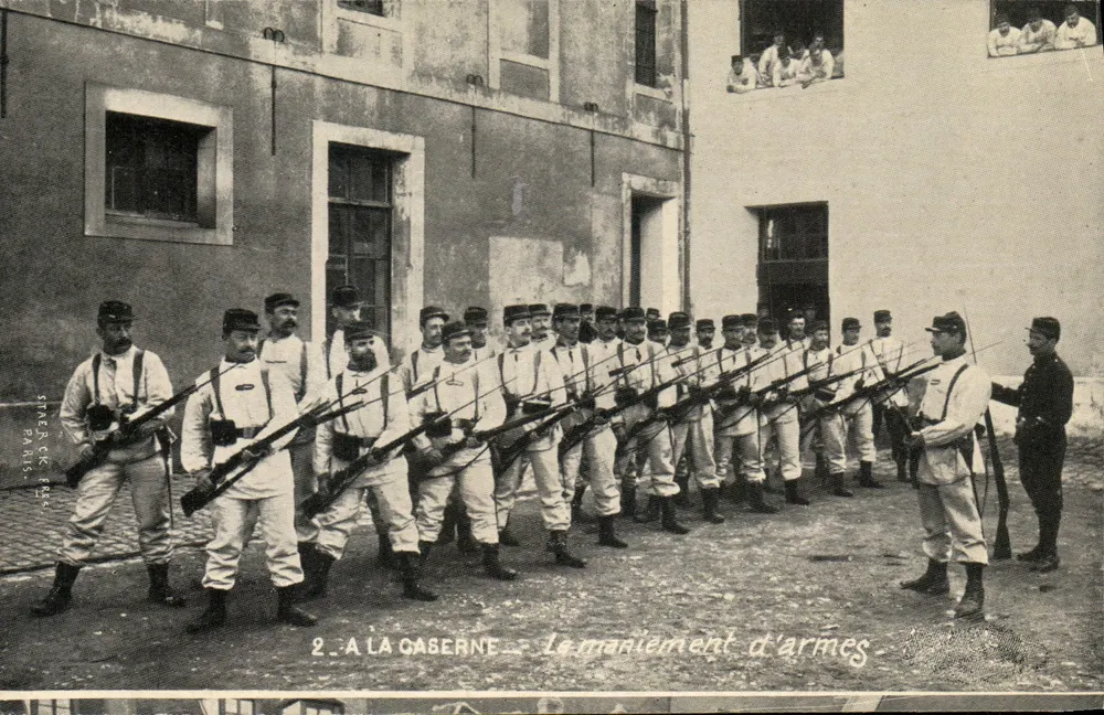 Soldaten beim Waffenhandling in der Kaserne — Sire R. Paris, n°2 - Vorderseite
