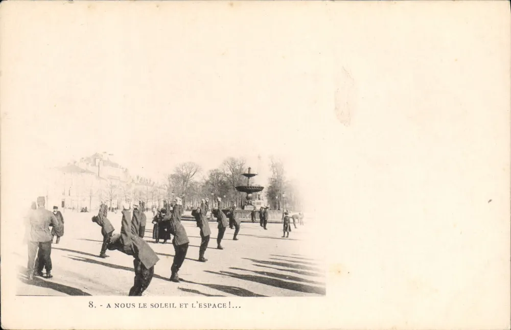 Grupo de homens em exercício em uma praça pública — texto impresso '8. - A NOUS LE SOLEIL ET L'ESPACE!...' — editor não identificado - Frente