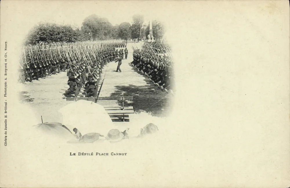Parata militare — Piazza Carnot, Nancy — Clichés di Jumalle H. Bailleau, Nancy - Recto