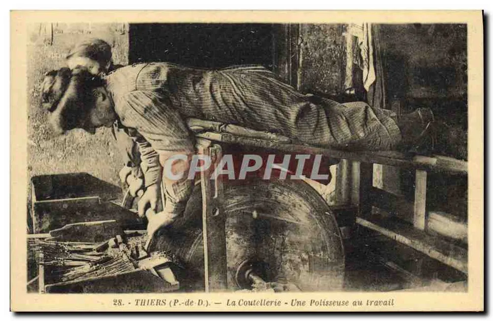Thiers (P.-de-D.) — La Coutellerie — Una Pulidora trabajando - Anverso