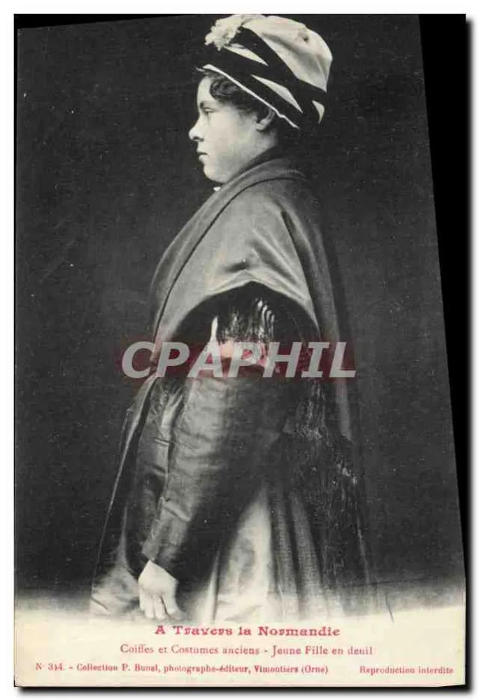 Junge Frau im Trauerkleid — Hüte und alte Kleidung — Sammlung P. Bunsil, Fotograf-Verleger, Vimoutiers (Orne) — N° 334 - Vorderseite