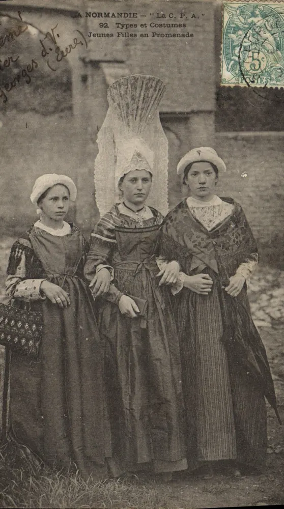 La Normandie — Jeunes Filles en Promenade — La C.P.A. n°92 - Recto
