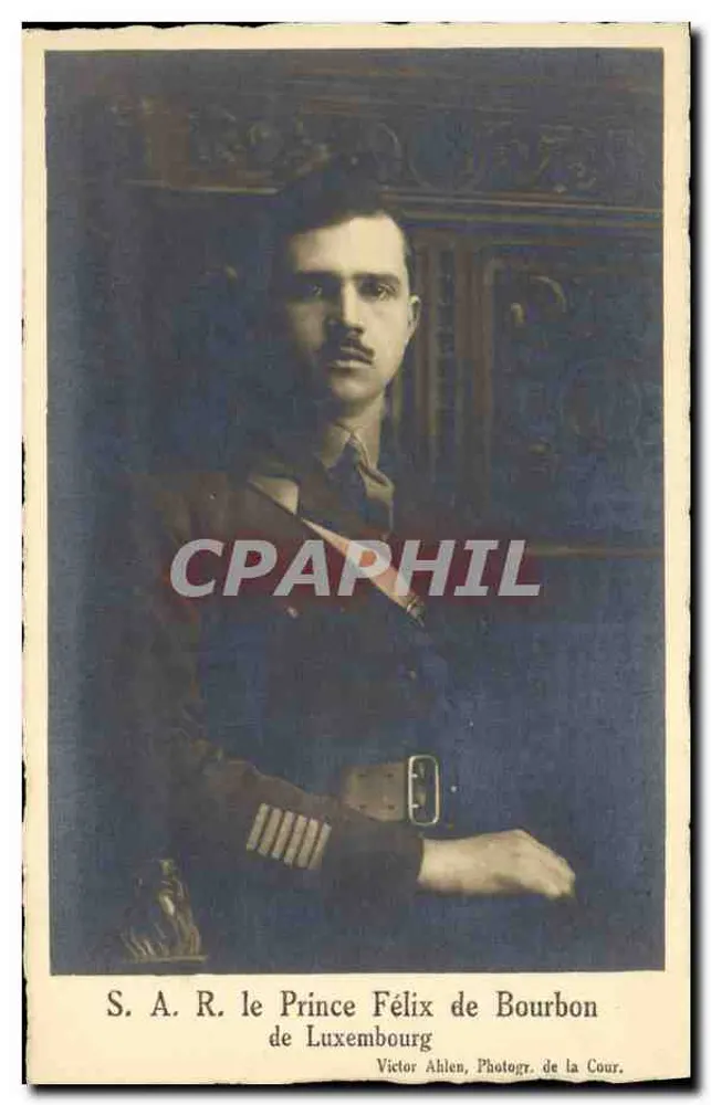 S.A.R. der Prinz Félix de Bourbon de Luxembourg — Porträt in Uniform — Victor Ahlen, Hofphotograf - Vorderseite