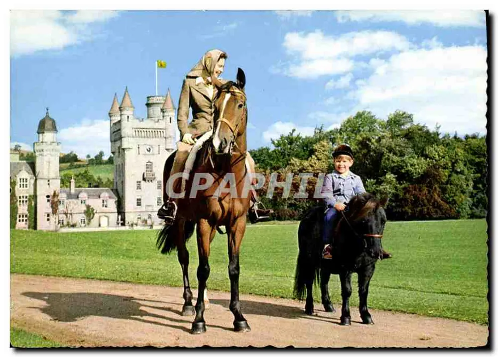 A Rainha e o Príncipe Andrew em Balmoral — fotografia de Godfrey Argent — Valentine Printers & Publishers, Dundee & London - Frente
