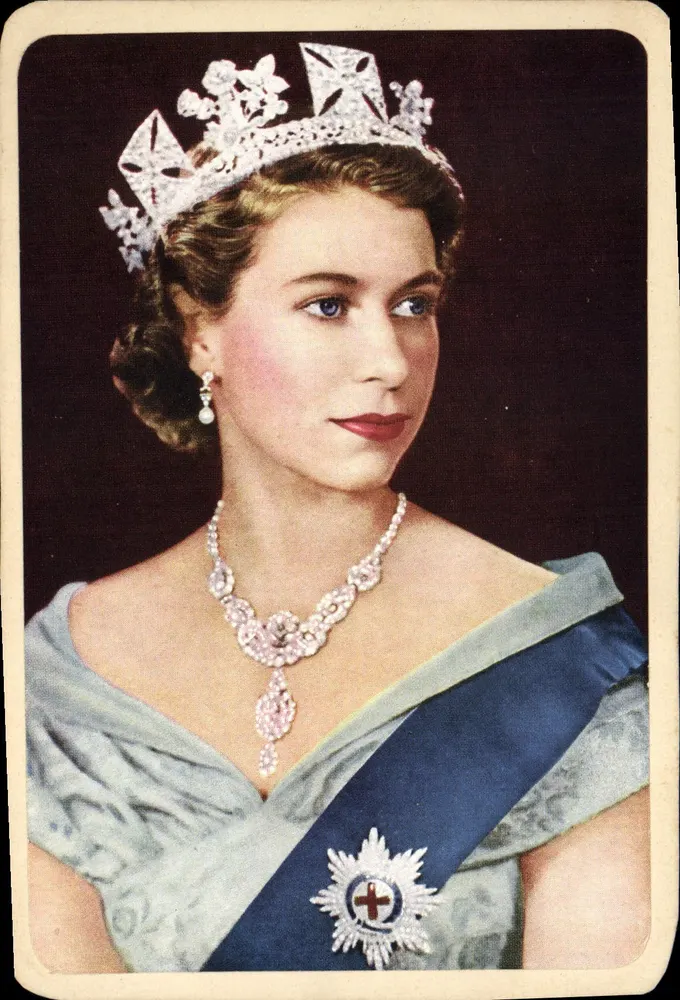 Rainha Elisabeth II — em traje de corte com diadema e fita de comandante — - Frente