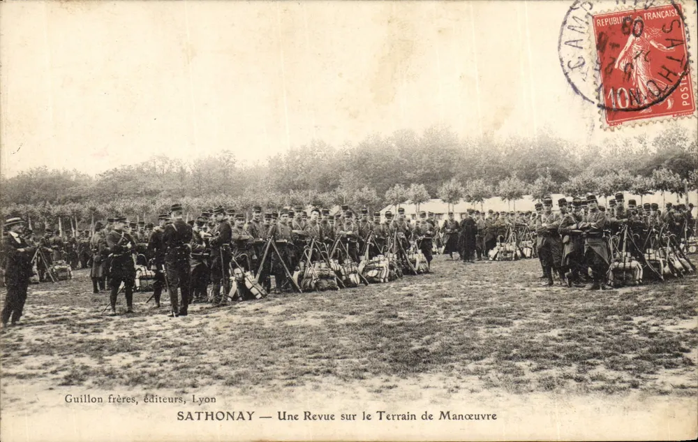 Sathonay — Eine militärische Übung auf dem Manövergelände — Guillon frères, Verleger, Lyon - Vorderseite