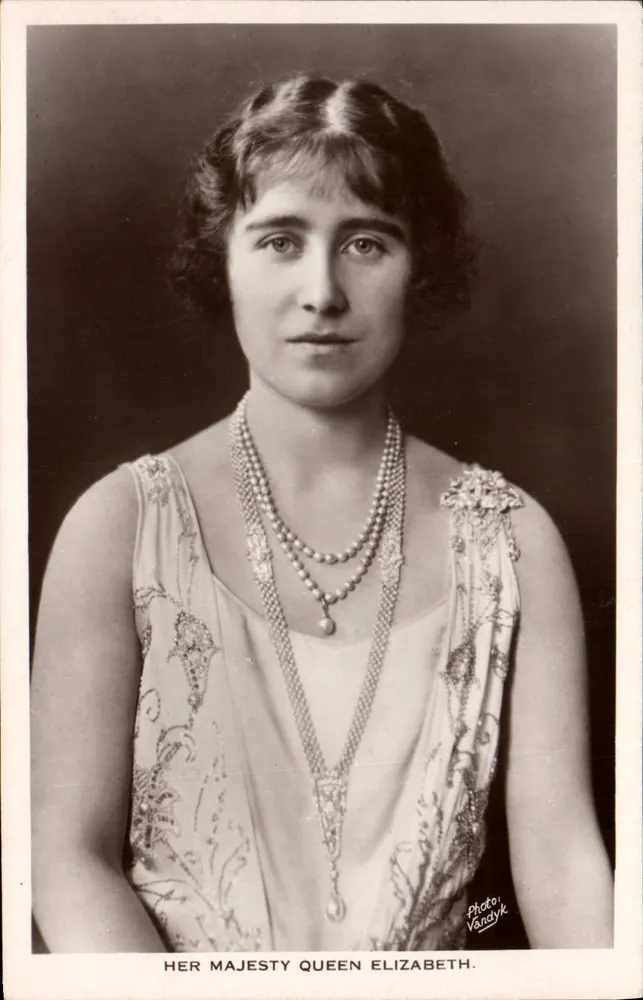 Sua Majestade a Rainha Elizabeth — Foto Vanddyk — W&D Card No. 2856 - Frente