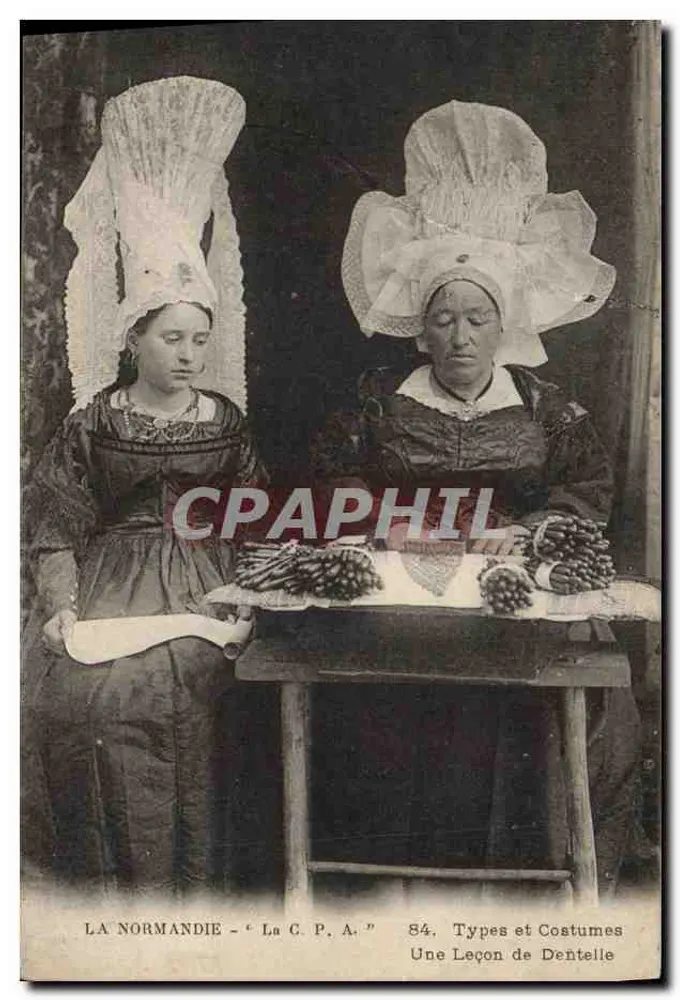 A Normandia — A C. P. A. — 84. Tipos e Trajes. Uma Lição de Tricô - Frente