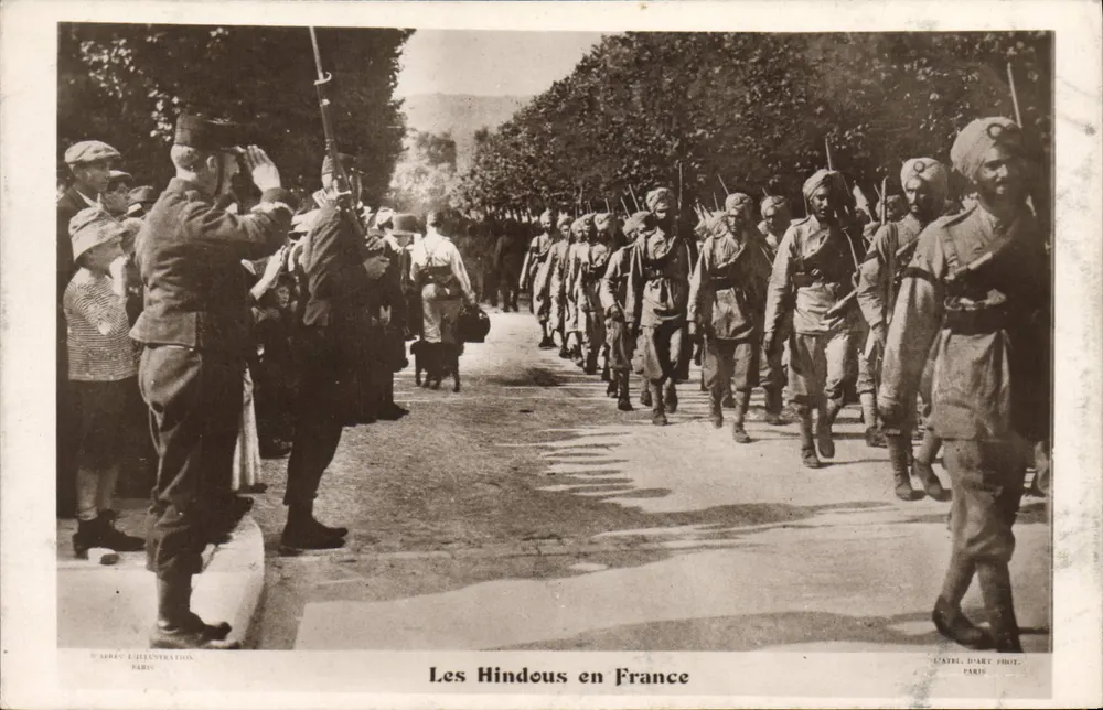 Hindus in Frankreich — Fotografie indischer Truppen im Parcours — Verlag: D'ABRE-ILLUSTRATION, PARIS ; Fotograf: CASTEL DART, PARIS - Vorderseite