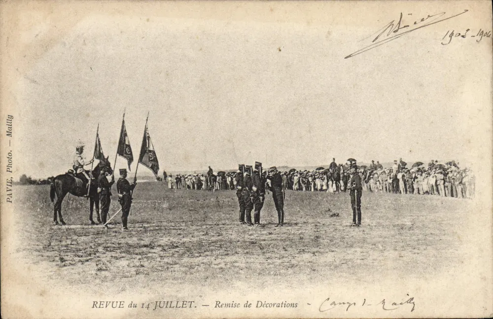 Revue des 14. Juli — Verleihung von Orden — Camp I. Raiz — PAVIE, Photo. Matilly - Vorderseite