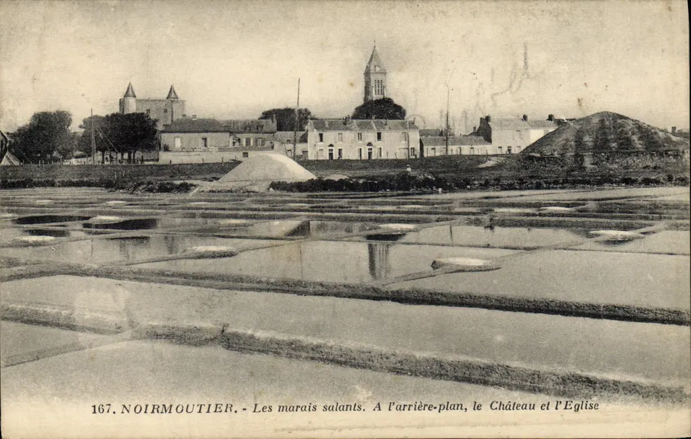 Noirmoutier — Die Salzseen. Im Hintergrund Schloss und Kirche - Vorderseite