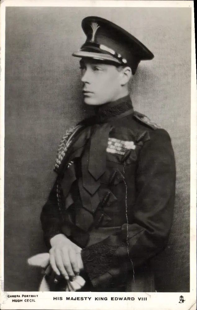 Son Altesse Royale le Prince de Galles — Portrait officiel en uniforme — éditeur HUGH CECIL - Frente