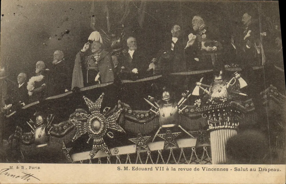S.M. Eduard VII bei der Parade in Vincennes - Gruß zum Flaggen — M. & B, Paris - Vorderseite