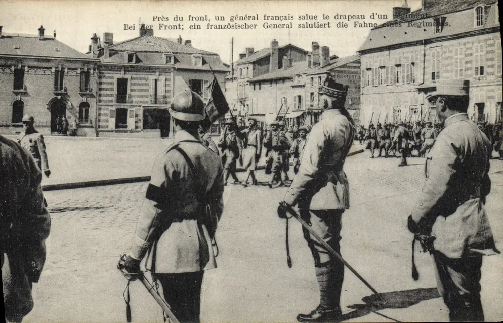Nahe dem Front, ein französischer General verneigt sich vor der Fahne eines Regiments — bilingualer französisch/deutscher Text — Verlag nicht identifiziert - Vorderseite