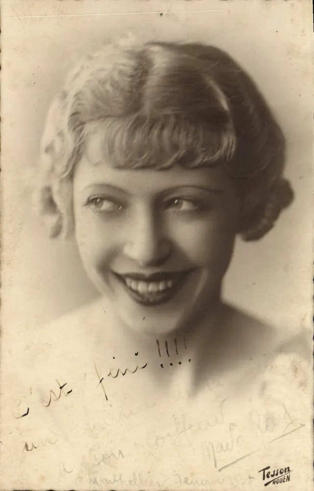 Mulher sorridente — retrato — Tesson Rouen - Frente