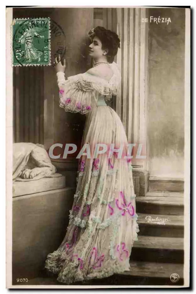 Femme en robe de bal — scène intérieure avec statue — éditeur Routiniger, n° 2070 - Frente
