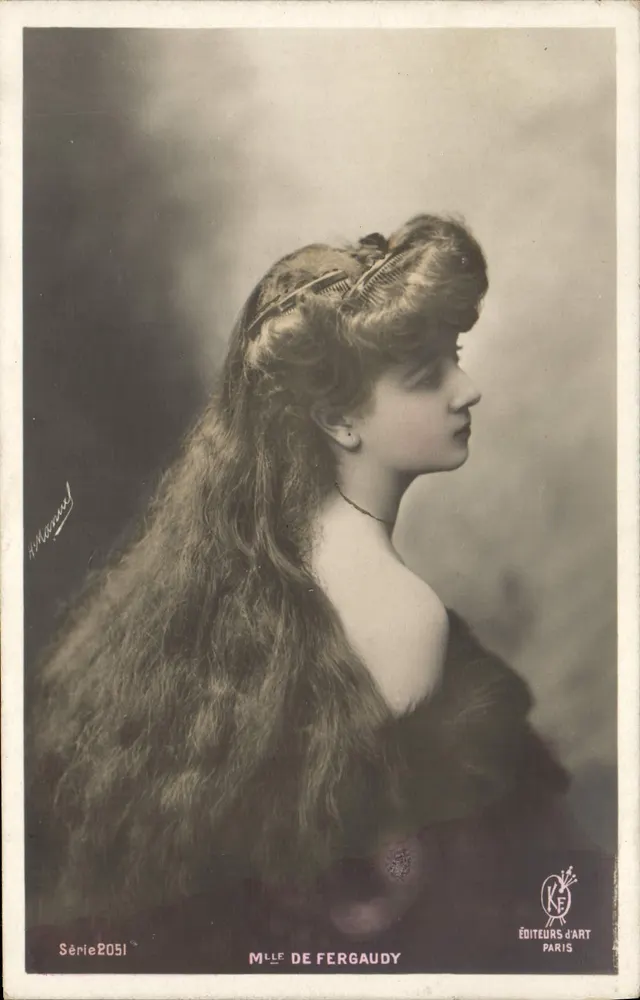 Mlle de Fergaudy — retrato de perfil — Editores de Arte, Paris, série 2051 - Frente
