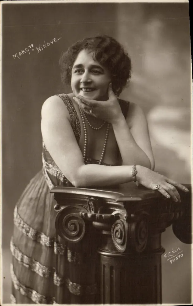 Marquise Ninove — Retrato — F. Célis Photo - Frente