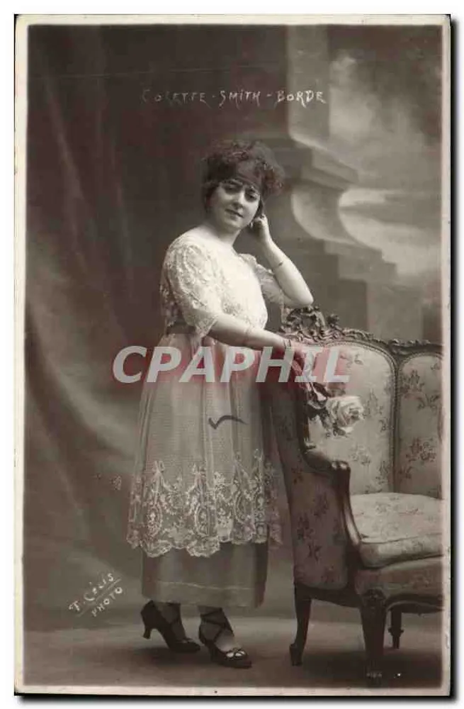 Colette Smith-Borde — Retrato feminino em vestido de renda — T. Céleste Photo - Frente