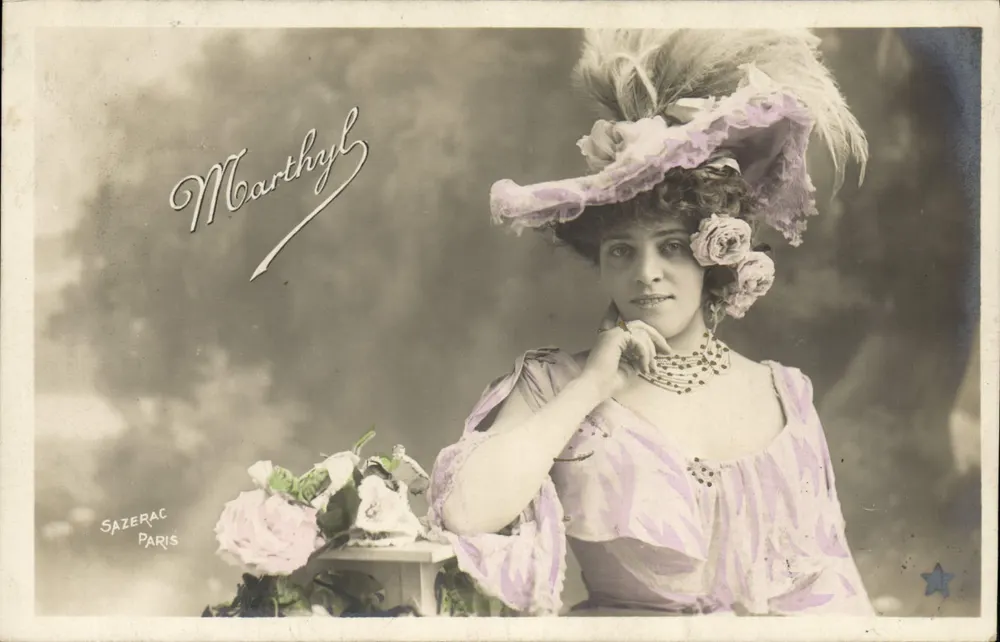 Marthyl — Retrato de mulher com chapéu decorado — Sazerac Paris - Frente
