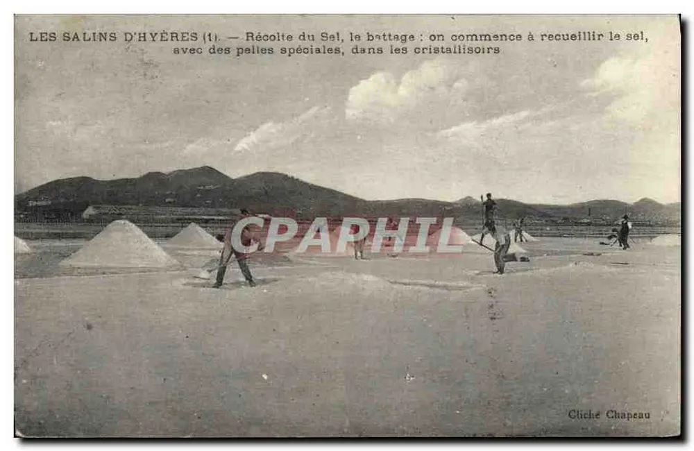 Les Salins d'Hyères — Récolte du sel, le battage : on commence à recueillir le sel, avec des pelles spéciales, dans les cristallisoirs — Cliché Chapeau - Vorderseite
