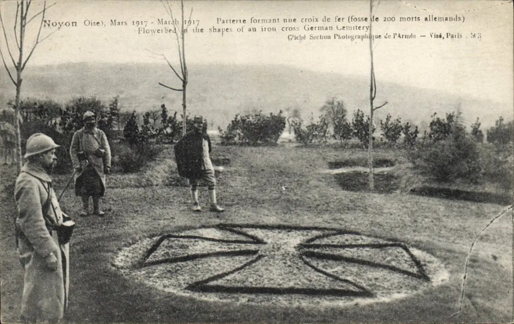Noyon Oise — Eisenkreuz aus Blumenbeeten in einem deutschen Friedhof — Section Photographique de l'Armée, Visé, Paris - Vorderseite