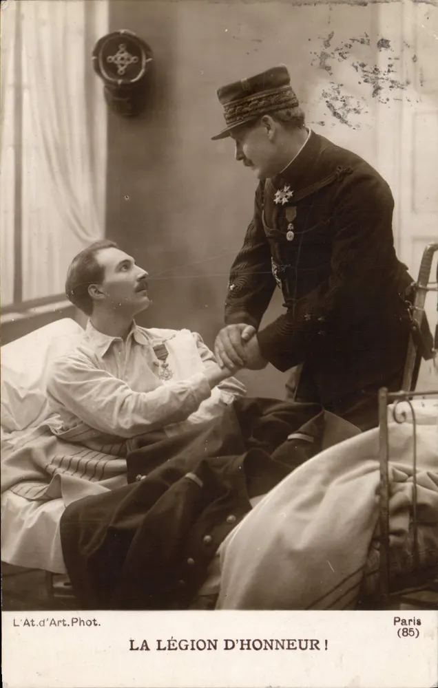 Un blessé reçoit la Légion d'Honneur — scène de remise de décorations — L'At.d'Art.Photo, Paris (85) - Vorderseite
