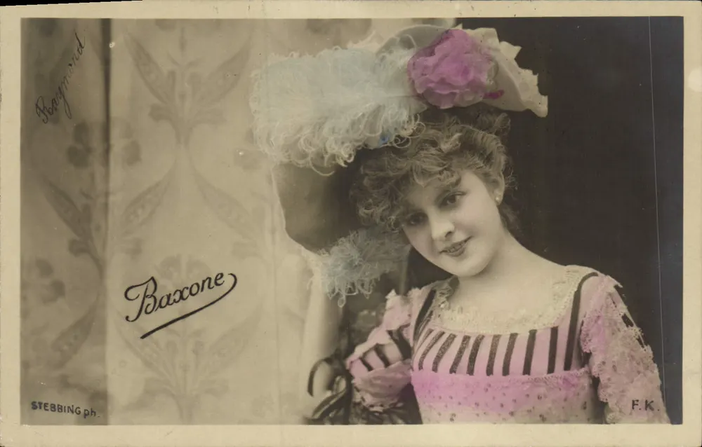 Mulher em vestido listrado de rosa e preto — chapéu decorado com penas e flores — fotografia de Stebbing ph. - Frente