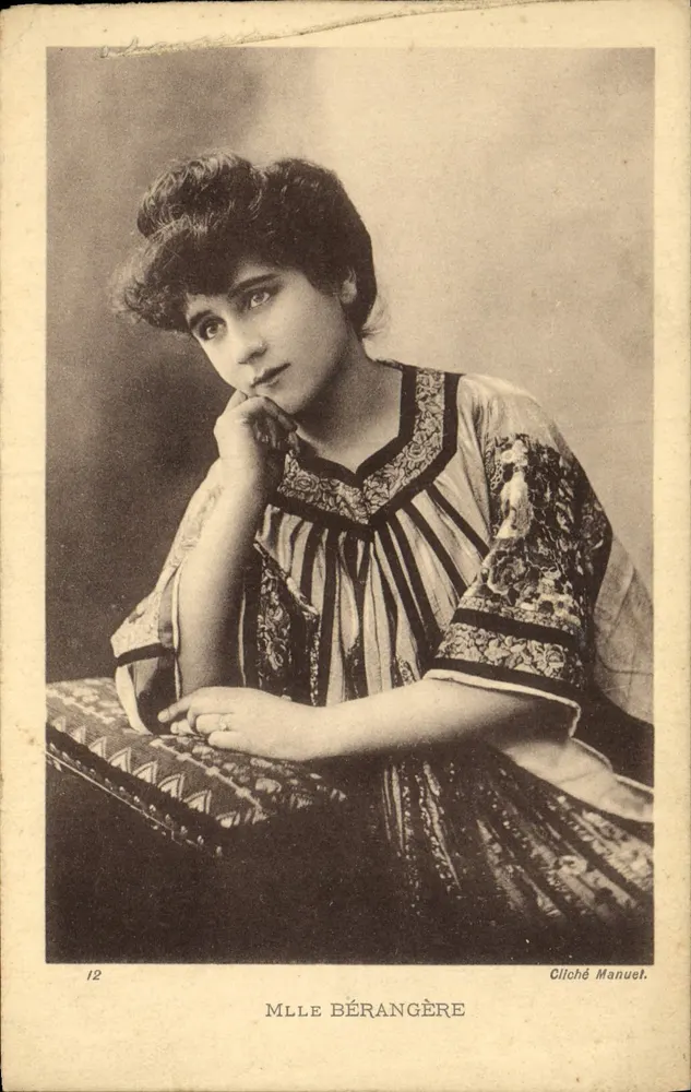 Mlle Bérangère — portrait en buste — Cliché Manuel, n°12 - Frente