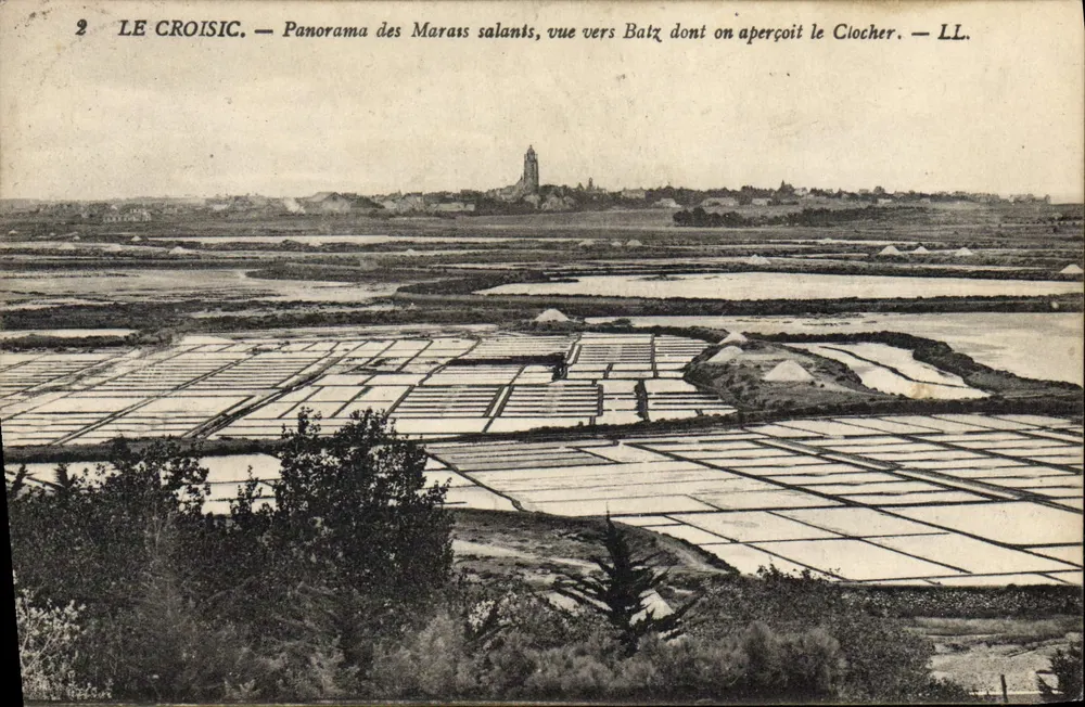 Le Croisic — Panorama der Salzseen, Blickrichtung Batz, von dem der Turm sichtbar ist — LL. - Vorderseite