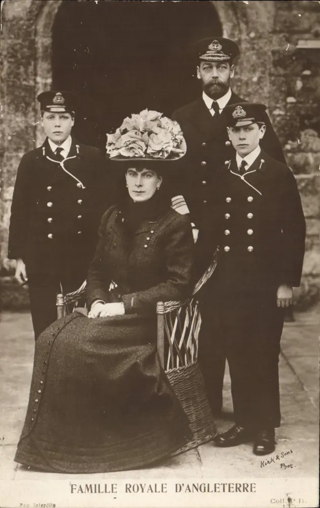Família Real da Inglaterra — fotografia da rainha e de seus filhos em uniforme naval — Kirk & Sons, Coll. II. 14 - Frente