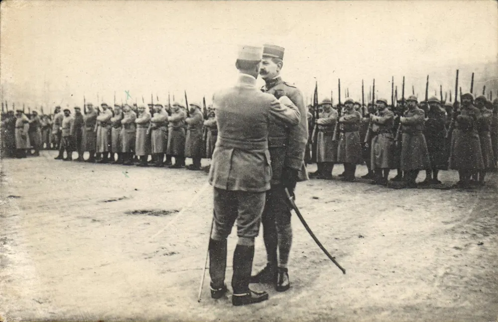 Cerimônia militar — entrega de uma medalha — editor não identificado - Frente